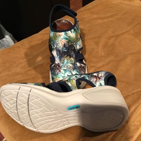 BEEZEE Sandals - Picture 2 of 3